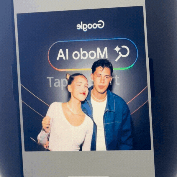 Influencers posando en el fotomatón