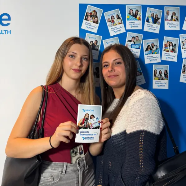 Asistentes con fotografía impresa