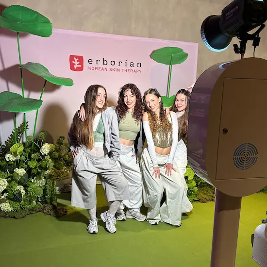 asistentes posando en el photocall